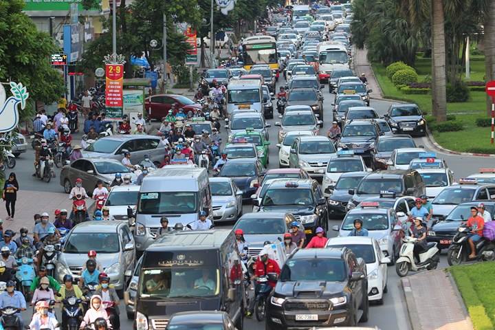 Đường Nguyễn Chí Thanh, các phương tiện ùn dài từ lúc 17h