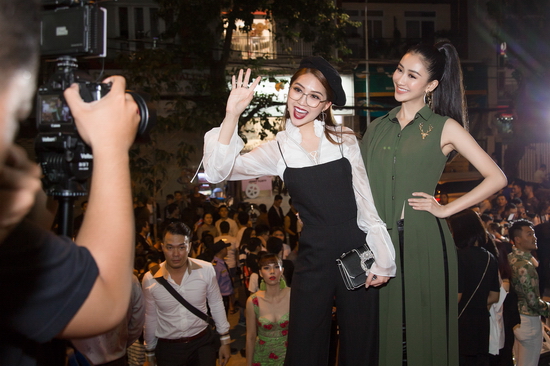 Cả hai đã tranh thủ chụp hình và trò chuyện, đặc biệt là chia sẻ kinh nghiệm chuẩn bị hành trang trước khi tham gia các cuộc thi nhan sắc.