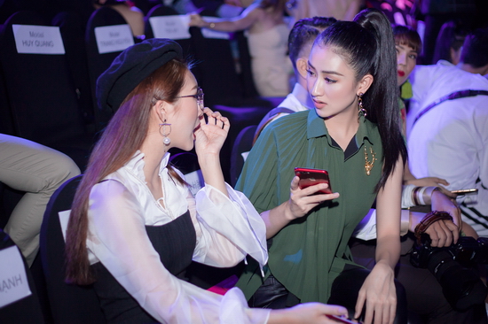  Việc cùng tham gia sự kiện tối nay là dịp hiếm hoi để cả Tường Linh và Hà Thu có thể dành nhiều thời gian hỏi thăm công việc và động viên nhau cùng cố gắng trong hành trình sắp tới.