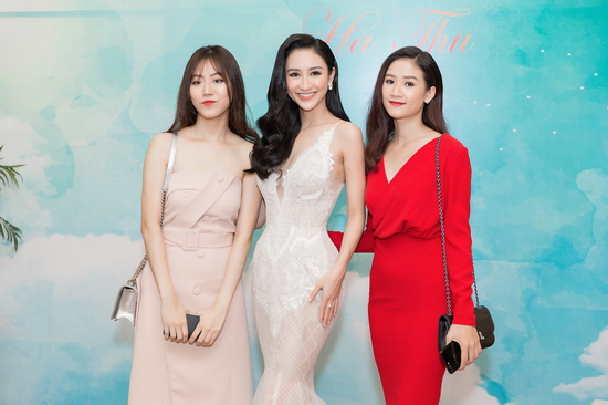 Người thân trong gia đình cũng đến ủng hộ và chia sẻ niềm vui với Hà Thu