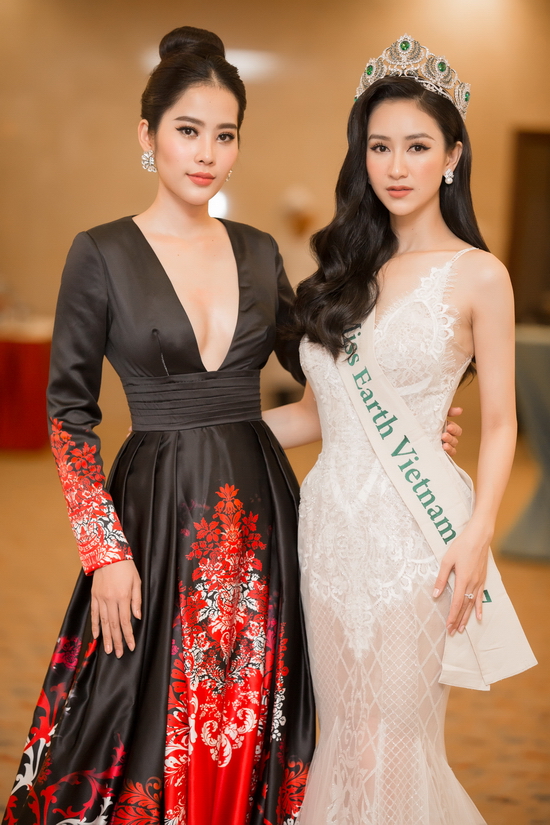 Nam Em chụp ảnh lưu niệm cùng Hà Thu