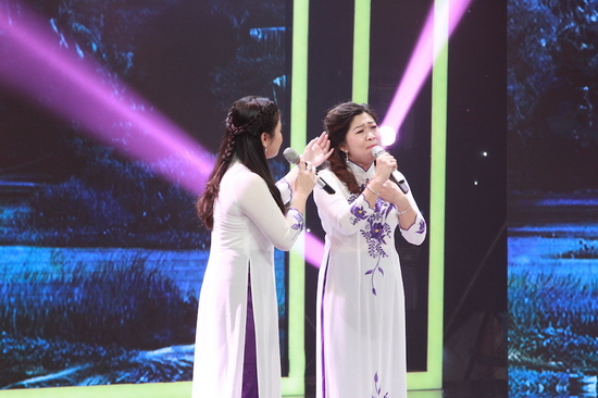 Cặp song ca mẹ con Trúc Anh – Như Anh lập tức tạo thiện cảm với khán giả nhờ hình ảnh một gia đình nhỏ hạnh phúc tràn ngập. Chị Trúc Anh từng rất đam mê ca hát nhưng gác lại tất cả để làm tròn trách nhiệm chăm lo cho tổ ấm. Bé Như Anh thừa hưởng giọng hát hay từ mẹ và có được sự hỗ trợ hết mình của ba.