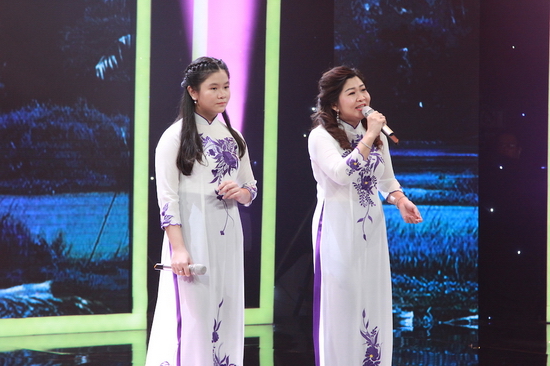  Đôi song ca chọn ca khúc Mẹ tôi của chính Cẩm Ly khiến nữ giám khảo hào hứng hòa nhịp. Phần trình diễn này có giúp họ vững bước vào vòng trong?