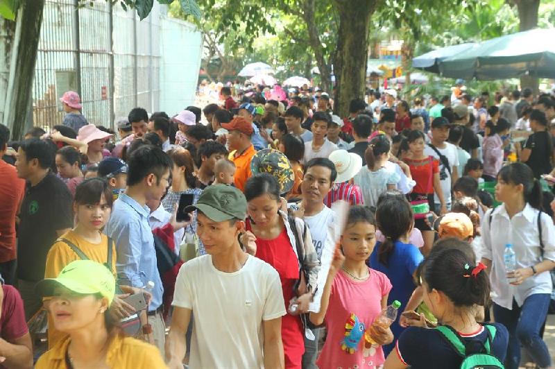 Hàng nghìn người kéo đến vui chơi dịp lễ 2/9, công viên Thủ Lệ &quot;thất thủ&quot;