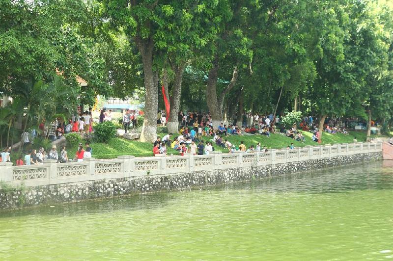 Nhiều hộ gia đình trải chiếu trên bãi cỏ.
