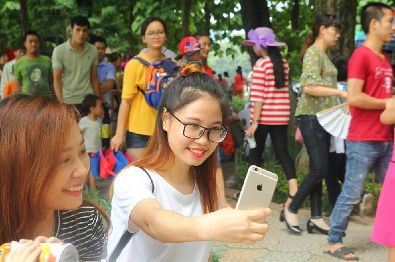 Một số bạn trẻ tranh thủ check-in giữa dòng người.