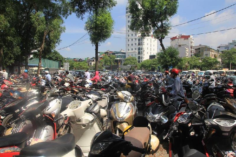 Bãi gửi xe ở công viên không còn một chỗ trống.