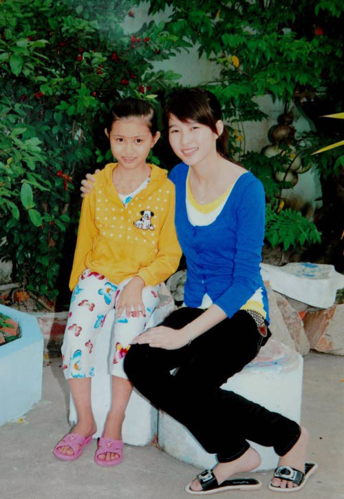 Còn đây là hình ảnh cô chụp chung với em gái hồi nhỏ.