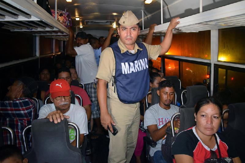 Người dân tại một thị trấn ven biển phía nam Mexico được chở đi sơ tán sau khi có cảnh báo sóng thần. Cảnh báo hiện đã được gỡ bỏ nhưng những con sóng lớn đã được ghi nhận ở thậm chí những nơi xa xôi như New Zealand. Ảnh: Reuters.
