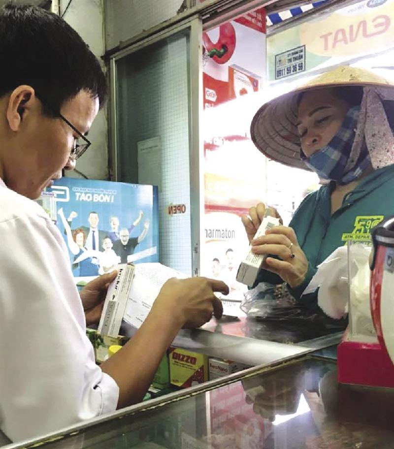 Bệnh nhân mua thuốc tại một cửa hàng thuốc tây ở TPHCM. Ảnh: M.P