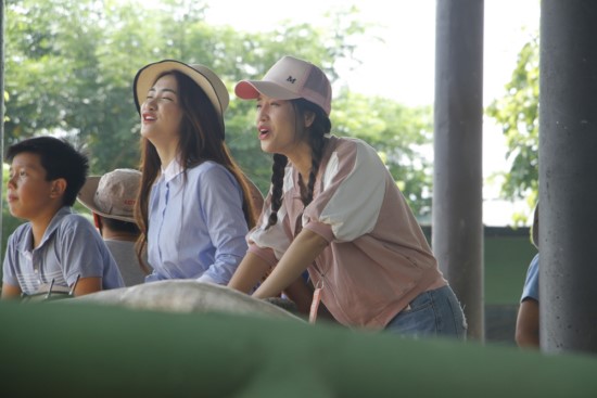 Puka cùng Hòa Minzy vui đùa với các cầu thủ nhí.