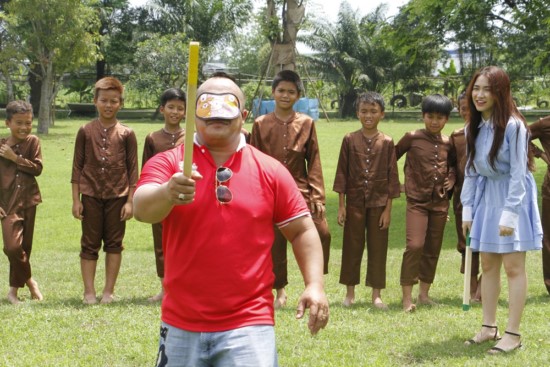 Diễn viên Hiếu Hiền trong một trò chơi với các em.
