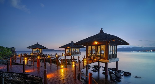 Đặc biệt, Vinpearl Land Nha Trang vừa khai trương một công trình ấn tượng là Bánh Xe Bầu Trời. Vòng xoay bánh xe cao 200m so với mực nước biển này sẽ mở ra cho du khách một tầm nhìn tuyệt đẹp, bao quát toàn bộ vịnh Nha Trang mênh mông.  Hãy nhanh chân lựa chọn cho cả gia đình một điểm đến hấp dẫn với nhiều bất ngờ mới lạ để ghi lại những khắc đáng nhớ cùng các thành viên trong gia đình.