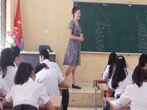 Hà Tĩnh: Nhà trường cấm giáo viên nữ mặc váy lên lớp