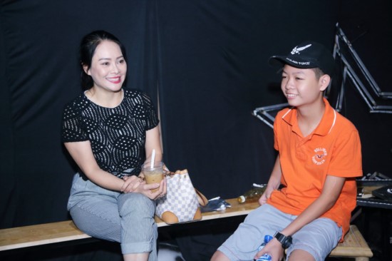 Hữu Tấn và mẹ là ca sĩ Đông Đào.