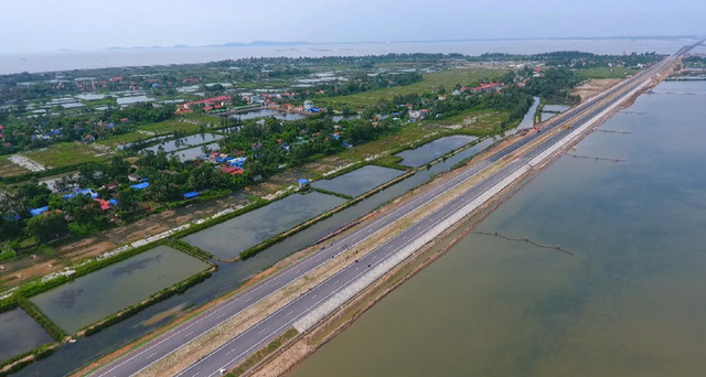 Cầu vượt biển có bề rộng 29,5km với 6 làn xe (4 là xe cơ giới va 2 làn xe thô sơ). Cầu được thiết kế chạy với tốc độ 80 km/h