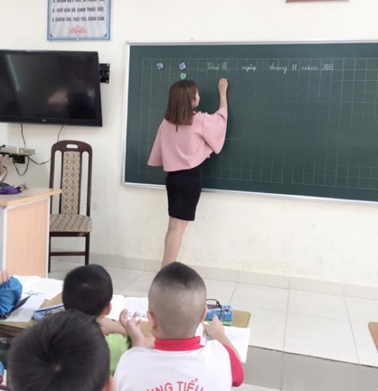 Tranh cãi gay gắt quanh quy định cấm giáo viên mặc váy
