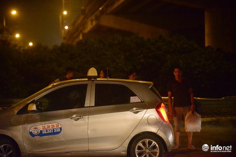 Nhiều xe taxi tranh thủ chèo kéo khách đi chung xe do trời đã tối muộn, hi vọng chờ xe khách khá thấp do hầu hết các xe đã xuất bến và hết xe về.