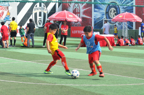 Cầu thủ nhí hào hứng tranh tài tại giải bóng đá 'Thách thức Lotteria Cup 2017'