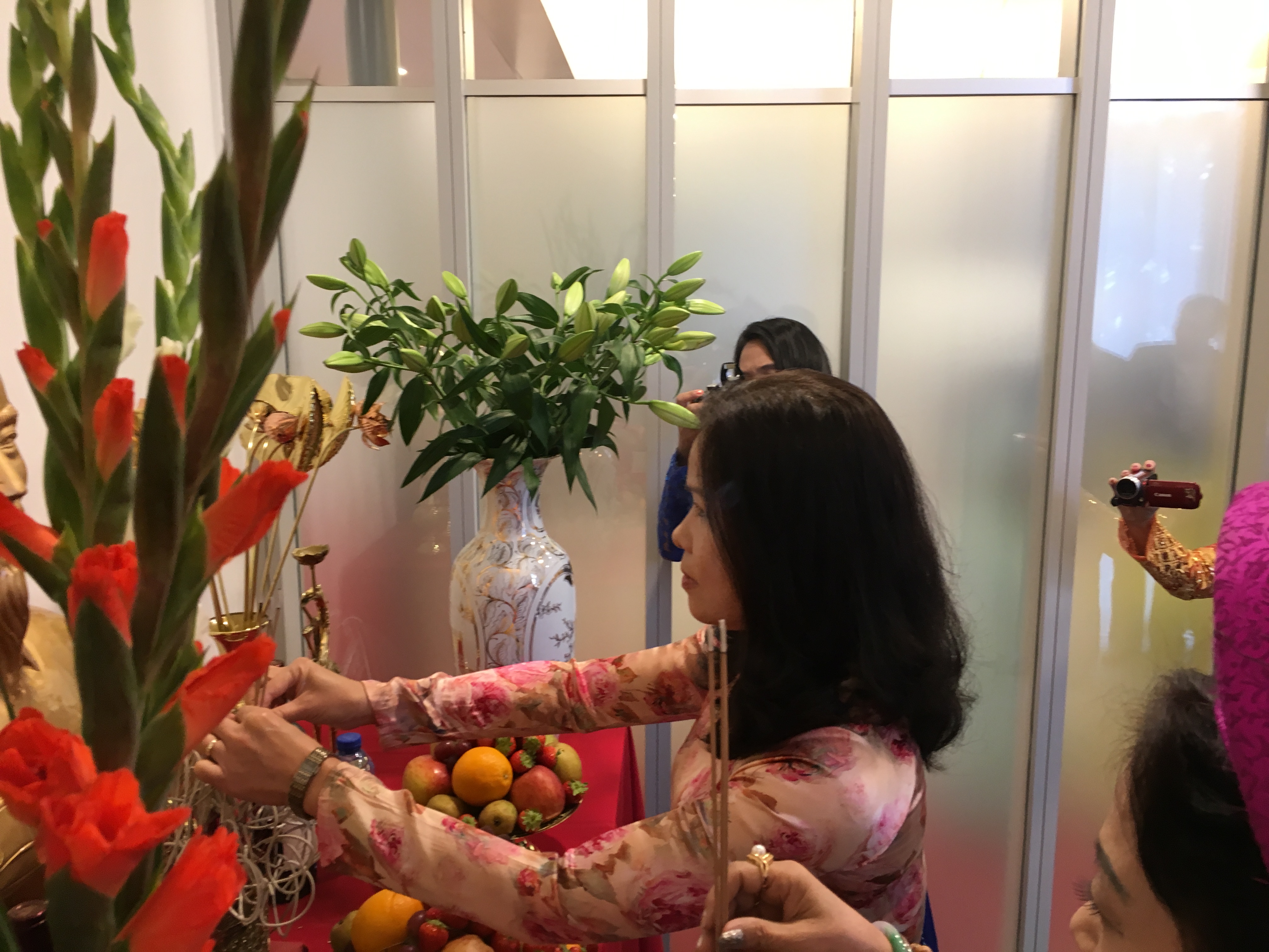 Đại sứ Ngô Thị Hòa cùng toàn thể các đại biểu đã dâng hương tưởng nhớ Chủ tịch Hồ Chí Minh tại phòng thờ Bác 
