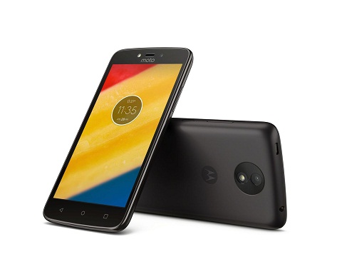 Motorola Moto C Plus : Khoảng 3,4 triệu đồng. Người anh em của Moto G không làm người hâm mộ thất vọng. Với Moto C Plus, điểm mạnh là tuổi thọ pin vì điện thoại được trang bị pin lớn nhất và bền nhất (4000 mAh) trong phân khúc. Thêm vào đó là màn hình HD 5 inch, cân bằng giữa độ sáng và độ tương phản màu. Mô hình có vỏ nhựa, ba phiên bản màu : đen, vàng và anh đào thời trang. Về cấu hình, Moto C Plus được trang bị chip MT6737 tốc độ 1,3 Ghz, với 1 GB RAM, cảm biến ảnh 8 megapixel ở phía sau và 5 megapixel ở mặt trước dành cho selfie với đèn flash). Mô hình chạy Android Nougat (7). Ưu điểm của smartphone này là có tuổi thọ pin bền nhờ pin 4 000 mAh, có thể tháo dời. Tuy nhiên, máy có hạn chế là RAM chỉ có 1 GB và bộ nhớ trong 16 GB, chỉ có thể mở rộng đến 32 GB. 