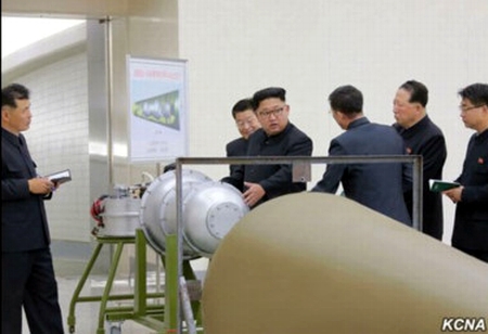 Nhà lãnh đạo Triều Tiên Kim Jong-un kiểm tra một quả bom khinh khí-bom H. Ảnh: KCNA