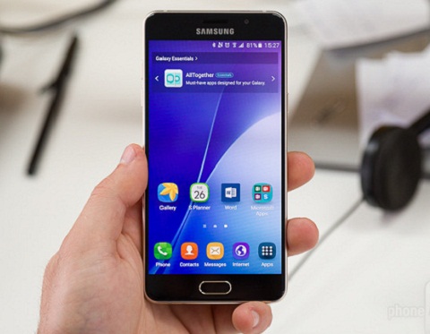Samsung Galaxy A5 2016 (5,79 triệu đồng). Samsung Galaxy A5 2016 có thiết kế khung kim loại bo tròn mềm mại. Smartphone được trang bị 2 lớp kính cường lực Gorilla Glass 4 giúp bảo vệ máy tối đa bị trầy xước hay vô tình va chạm mạnh. Màn hình Full HD (1920×1080) của Galaxy A5 2016 giúp mang lại màu sắc tươi tắn hơn, công nghệ Super AMOLED giúp chống chói tốt. “Trái tim” của A5 2016 là chip Exynos 7580, tốc độ 1.6 GHz với 8 nhân. Với dung lượng pin 2900 mAh giúp người dùng có thể sử dụng trong khoảng 1 ngày làm việc, chế độ sạc nhanh tích hợp sẵn trong bộ sạc đi kèm máy sẽ rút ngắn thời gian sạc chỉ còn khoảng 1 tiếng 40 phút.