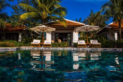 Condé Nast Traveller India đã viết về The Anam: “Cách thành phố Hồ Chí Minh 1 giờ bay, khu nghỉ dưỡng ven biển nằm gần Nha Trang được thiết kế để du khách có thể tận hưởng một kỳ nghỉ đúng nghĩa, tránh xa những xô bồ, ồn ào và căng thẳng của cuộc sống hiện đại. Những mái ngói lợp theo kiểu nhà rường ở Huế, chiếc đèn lồng treo cao, những chum vại đựng nước, 3 hồ bơi lớn với thiết kế mềm mại, sàn nhà lát gỗ cao cấp, kết hợp với lối đi lát đá rợp bóng mát, tất cả mang lại cho du khách nghỉ dưỡng một cảm giác bâng khuâng, hoài niệm khi bước chân vào The Anam. Ngoài ra, cơ sở vật chất của khu nghỉ dưỡng đáp ứng được mọi nhu cầu giải trí và sẽ làm cho du khách chỉ muốn lưu trú mãi tại các căn biệt thự hướng ra biển”.