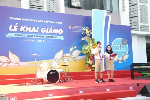 Thông điệp của năm học mới mang tên “Vinser Thế kỷ 21 – Sẵn sàng kiến tạo tương lai” đã được thể hiện xuyên suốt buổi Lễ Khai giảng, từ việc các em học sinh làm MC dẫn dắt buổi lễ đến việc các em tự chủ trì các tiết mục biểu diễn nghệ thuật.  Đặc biệt, màn dẫn dắt rắn rỏi của hai MC là học sinh tại trường, bằng song ngữ Việt – Anh nhận được sự tán thưởng lớn từ thầy cô và các bậc phụ huynh.