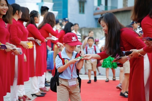 Trước đó, các thầy cô trong Ban giám hiệu cùng rất nhiều giáo viên đã ra cổng trường đón các em học sinh đến tham dự Lễ Khai giảng. Hình ảnh này khiến rất nhiều Phụ huynh và học sinh xúc động.