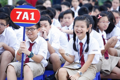Các học sinh trường PTLC Vinschool Central Park háo hức và rạng rỡ bước vào năm học mới tại ngôi trường mới khang trang, hiện đại. Đây là năm học đầu tiên của các bạn học sinh Vinschool tại TP. HCM. Trường gây ấn tượng với cơ sở vật chất hiện đại theo tiêu chuẩn quốc tế với không gian có nhiều cây xanh, bể bơi trong nhà, thư viện, nhà thi đấu đa năng, phòng thí nghiệm, nằm trong lòng Khu đô thị Vinhomes Central Park. Cùng ngắm nhìn hình ảnh của các học sinh Vinschool tại ngôi trường mới.