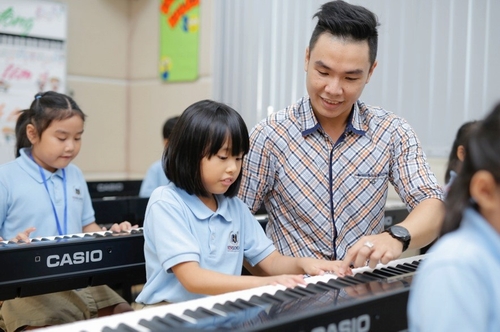 Phòng âm nhạc với đầy đủ các nhạc cụ hiện đại và truyền thống, giúp học sinh phát triển năng khiếu toàn diện. Nghệ thuật cũng là một trong năm cấu phần trong chương trình giáo dục toàn diện tại Vinschool. Ngoài các bộ môn âm nhạc, hợp xướng… học sinh cũng sẽ học các môn Mỹ thuật, Nhảy… trong chương trình chính khoá.