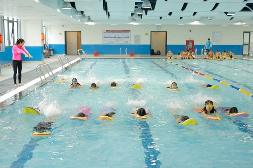 Hai bể bơi đáp ứng chương trình học Thể chất cho học sinh Tiểu học và Trung học. Nước được xử lý qua 2 hệ thống lọc chuyên dụng, lọc tuần hoàn liên tục. Tất cả học sinh trường PTLC Vinschool Central Park đều được học bơi trong chương trình Giáo dục thể chất chính khóa.