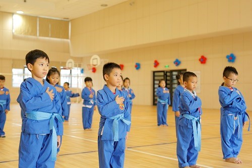 Nhà thi đấu đa năng đầy đủ thiết bị, dụng cụ để chơi nhiều môn thể thao như bóng rổ, cầu lông… Ngoài ra trường cũng có sân bóng cỏ nhân tạo ngoài trời cho học sinh học đá bóng. Vovinam - Việt Võ Đạo được đưa vào chương trình Giáo dục thể chất từ lớp 1 - lớp 12 nhằm giúp cho học sinh không chỉ rèn luyện về thể chất mà còn là tinh thần tôn sư trọng đạo, tinh thần thượng võ.