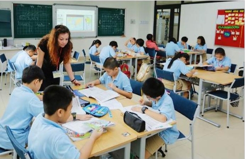 Các phòng học được trang bị đầy đủ máy chiếu, bảng từ, bảng nỉ, điều hòa 2 chiều, tường và cửa cách âm, hệ thống loa và âm thanh trong lớp học. Bàn ghế có thể dễ dàng xoay chuyển để các em tạo nhóm để cùng học hoặc làm các bài tập theo yêu cầu của giáo viên.