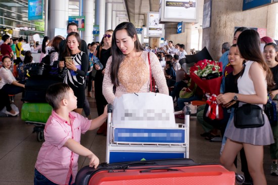 Hạnh Lê được nhiều bạn bè và khán giả đón chào về nước.