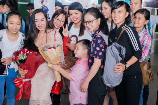 Hoa hậu Hạnh Lê trở về từ Nam Phi sau Mrs Universe 2017