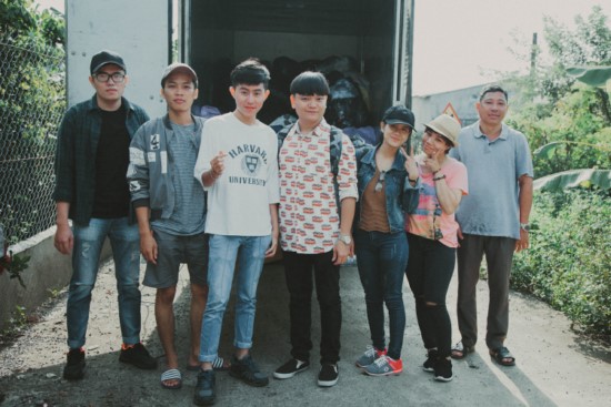 Trịnh Tú Trung cùng nhóm thiện nguyện.