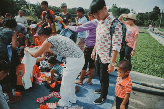 Với sự giúp đỡ của địa phương cũng như già làng Đặng Xuân Dung, những món quà tinh thần không quá lớn lao về mặt vật chất những cũng khiến người dân nghèo cảm thấy ấm lòng hơn. 