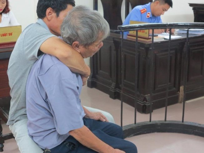 Cụ ông 79 tuổi hiếp dâm bé gái 4 tuổi lãnh án 8 năm tù