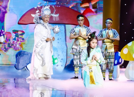 Tiểu phẩm Đại náo vườn linh chi lấy hình ảnh Thanh xà – Bạch xà quen thuộc của Chuồn Chuồn Giấy biến hóa khác đi để tạo nên nét mới lạ.