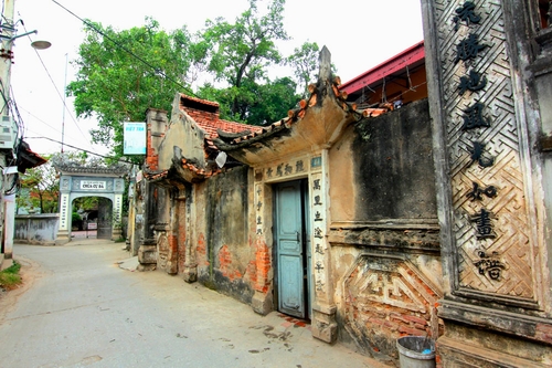 Cách trung tâm Hà Nội khoảng 15km về phía Tây, làng Cự Đà thuộc xã Cự Khê, huyện Thanh Oai, Hà Nội, là một trong những làng cổ truyền thống từ xa xưa. Nhiều ngôi nhà vẫn giữ được lối kiến trúc kiểu Pháp cách đây hơn 100 năm. Làng Cự Đà nằm bên bờ sông Nhuệ thơ mộng, mang đậm dấu ấn của một vùng thôn quê Việt Nam với những cây đa cổ thụ hàng trăm năm tuổi, bến nước, bờ ao, giếng làng.