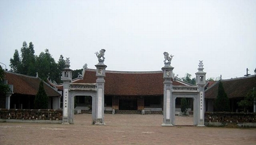 Cổng làng cổ nằm ở làng Mông Phụ, quay về hướng Đông Nam, là một ngôi nhà hai mái nằm ngay trên đường vào làng, bên cạnh là cây đa hơn 300 tuổi, bến nước, ao sen… tạo ra một cảnh quan nguyên vẹn hiếm có tính đến thời điểm hiện nay.