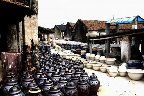Khi đến đây, bạn nên đi bằng phương tiện công cộng, xe buýt đỗ ngay gần chợ gốm Bát Tràng, các bạn không phải mất công đi lại nhiều. Nếu đi bằng phương tiện tự túc, các bạn nên chuẩn bị đầy đủ giấy tờ, bằng lái… đối với xe máy nên chú ý mũ bảo hiểm, gương chiếu hậu. Đến Bát Tràng, các bạn có thể ngồi trên xe trâu để đi tham quan toàn bộ làng nghề. Mỗi xe trâu chở được khoảng 10 người, chi phí khoảng 200.000 đồng/xe.