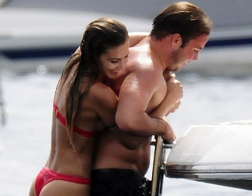 &quot;Hoàng tử&quot; Gotze vi vu trên biển cùng bạn gái bốc lửa!