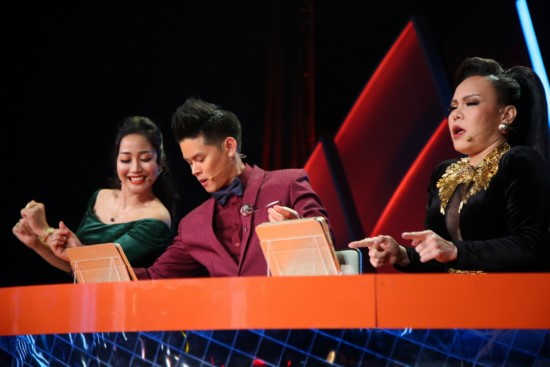  Sau lời hứa “giảm cân cùng thí sinh”, NSND Hồng Vân đã tạm không xuất hiện trong tập 2 của “Bước Nhảy Ngàn Cân” vì lý do riêng. Để hợp sức cùng ban giám khảo, bà mẹ ba con Ốc Thanh Vân sẽ thay mặt đàn chị để trở thành nhân vật quyền lực thứ ba nắm quyền “sinh sát” các thí sinh.