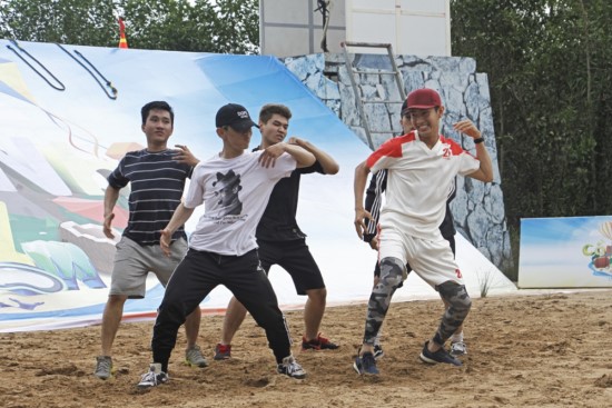 Đến với Cầu thủ nhí 2017, Quang Đăng đã cùng 10 thủ nhí vượt qua 2 chặng thử thách team building đầy cam go. 