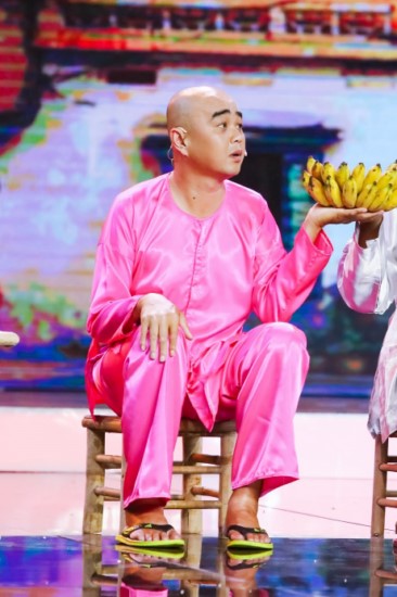 . Trong hình ảnh ông già lụm khụm với bộ bà ba hồng, nhân vật của anh nhận được cơn mưa lời khen từ ban giám khảo chương trình.