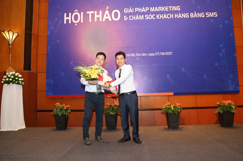 Ông Hoàng Sinh Trường – Phó Giám đốc Công ty dịch vụ MobiFone  khu vực 1  và ông Trần Bình Dương – Tổng Giám đốc Công ty CP Truyền thông VMG tăng hoa và thể hiện tinh thần hợp tác, cùng phát triển