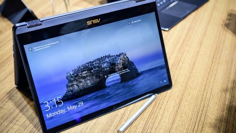 ZenBook Flip S tích hợp sẵn Windows 10 và được trang bị vi xử lý Intel Core i7-8550U thế hệ thứ 8 kết hợp với SSD 1TB PCIe siêu nhanh. Hệ thống làm mát hoàn toàn mới với cánh quạt liquid-crystal-polymer chỉ mỏng 0,3mm giúp ZenBook Flip S ở trạng thái mát mẻ. Màn hình cảm ứng đa điểm NanoEdge có độ phân giải lên tới 4K UHD hỗ trợ một bút cảm ứng linh hoạt Stylus cho hình ảnh hiển thị tuyệt vời và tương tác trực quan. Hơn thế nữa, ZenBook Flip S còn có một cảm biến vân tay nhỏ nhất trên một Laptop ASUS – kích thước 16x3,6mm – cho phép đăng nhập 1 chạm với Window Hello cho cả hai chế độ Laptop và Tablet
